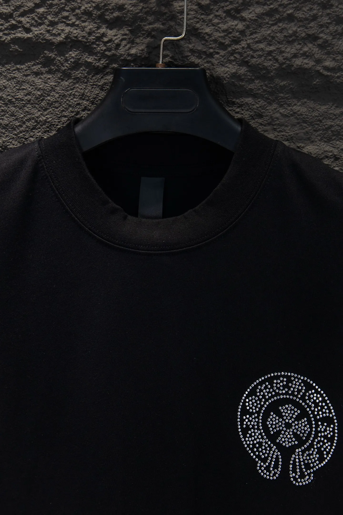 P230 🆕Chrome Hearts os version is really charming and Chrome Hearts is really a must-have. Each season's new version is made to the extreme. It is very practical and can be worn casually. Nice✔️ - ⚠️100% cotton. It is made of 21 double yarns, 300g weight fabric and imported knitted carded cotton. It has moderate thickness, drape and contour, and the upper body is comfortable! ! It is very tolerant to fat body types and can instantly lose five pounds after wearing it!  Specially ordered many Austrian hot diamonds, which have the bling bling effect of natural crystals under the light, with multi-faceted reflective points, and the production cost is extremely high. The laser molding includes a computer engraving machine and a laser machine, which are accurate in units of particles. Finally, it is hot and set at high temperature. After the hot ironing, the firmness needs to be tested repeatedly on the hot stamping. It can show colorful reflections under the light. The collar webbing extends to the shoulders for reinforcement, and the stitching at the joints. The hem and cuffs are all made with 0.2mm gauge double-thread turning. They are carefully produced at a high cost. The attitude of making goods with a magnifying glass restores the quality and effect of the product. The full set of customized accessories is only used to present every detail to customers. Film printing, 50,000 positioning, is very time-consuming. The body is treated with hot diamond elements, which greatly increases the interest of the clothing; unique visual effects. After special treatment, a unique effect is formed. An irregular hem is added to the version. This year's Kroxin is the main version. In the past two years, the oversize version has become the focus of the trend and has been a popular staple in the past two years. The change of designers has made this brand an instant hit. The progressive fashion of the times also needs the blood impact of fresh elements and trendy designs in order to continue its glory! It’s stylish both inside and outside, a must-have for high street travel! An absolute "eye-catching style" that can match couples 💏 Color: Black White Size: S M L XL